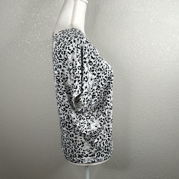 Kim & Cami Leopard White Black Gray Oversized Short Sleeve Top Size Small - Picture 3 of 6